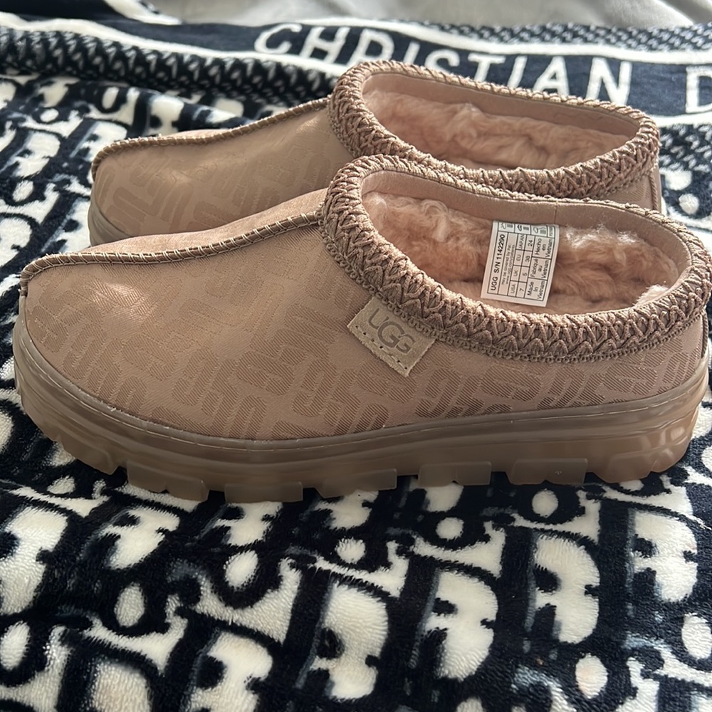 UGG TASMAN GRAPHIC MONOGRAM SIZE 7 - Picture 3 of 5